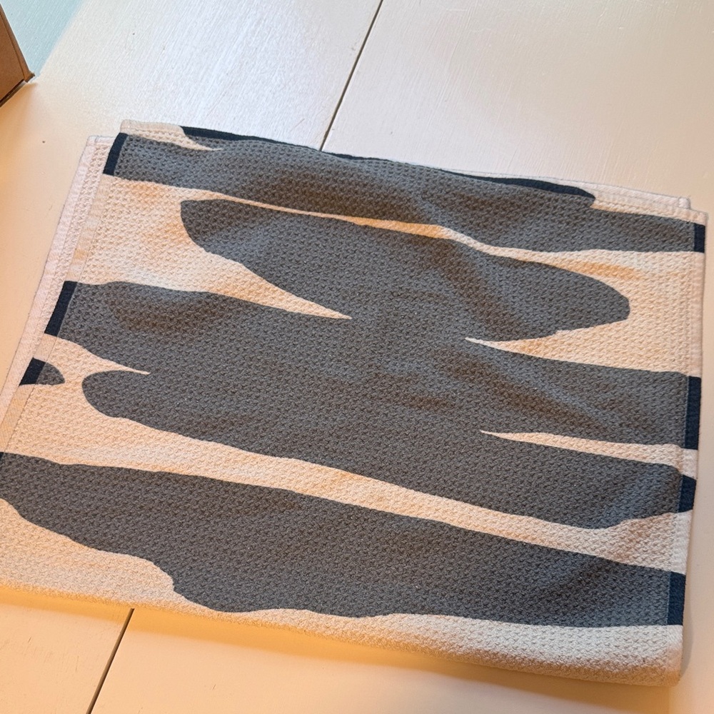 Geometry patterned dish towel